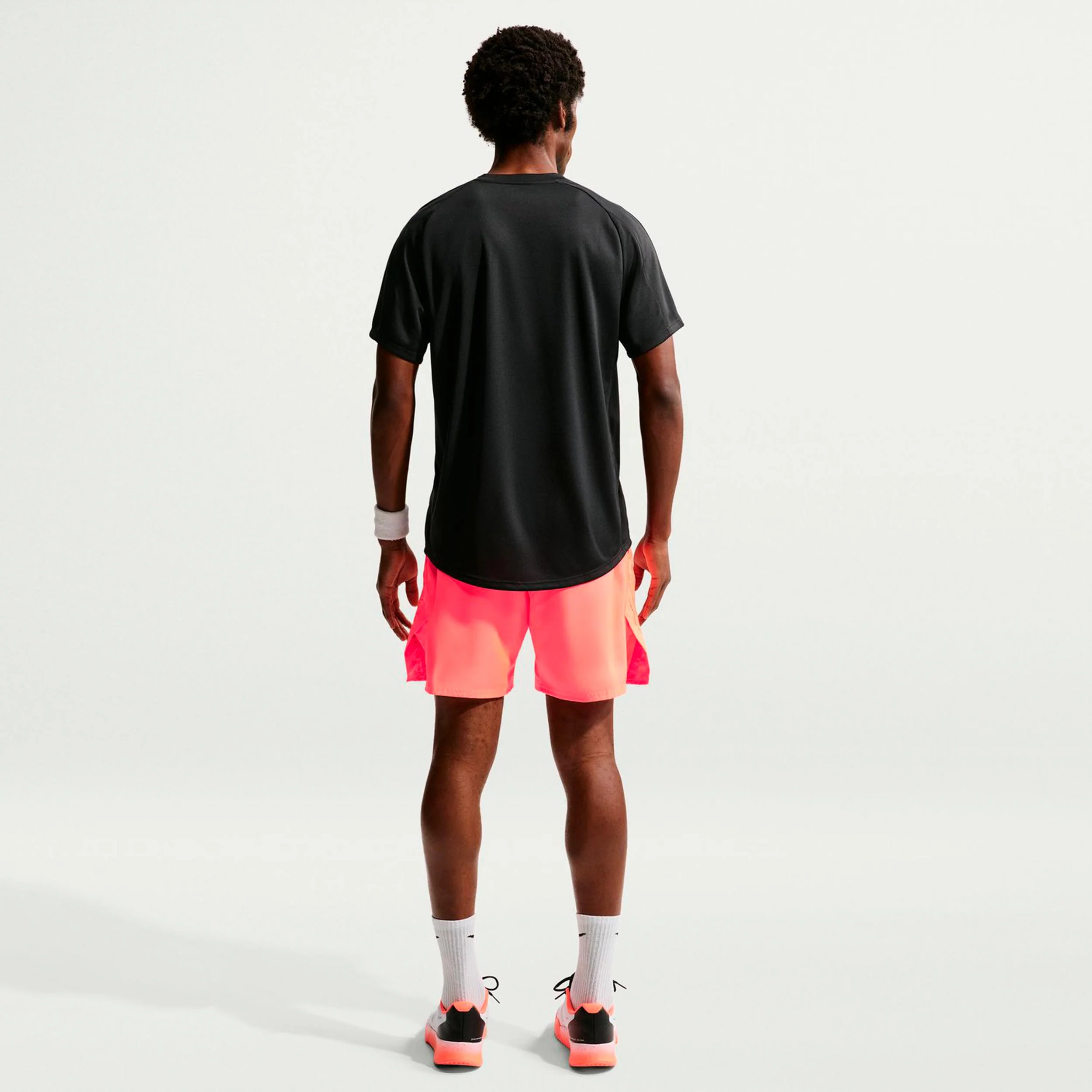 Court Victory Dri-Fit 7in Szorty Mężczyźni - koral, czarny - Image 3