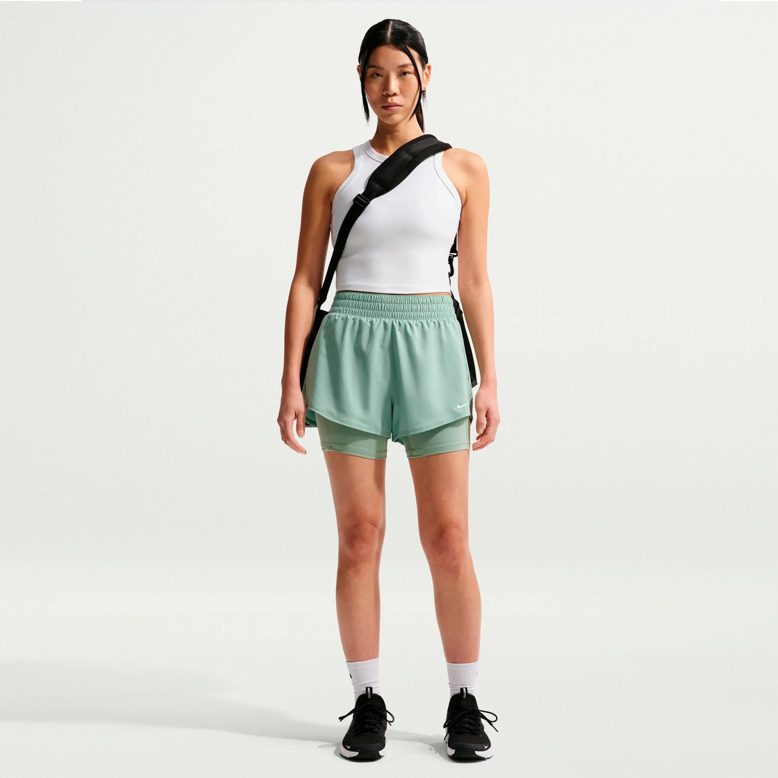 Dri-Fit One Mid Rise 2in1 3in Spodenki na piłki Kobiety - szałwia, biały - Image 2