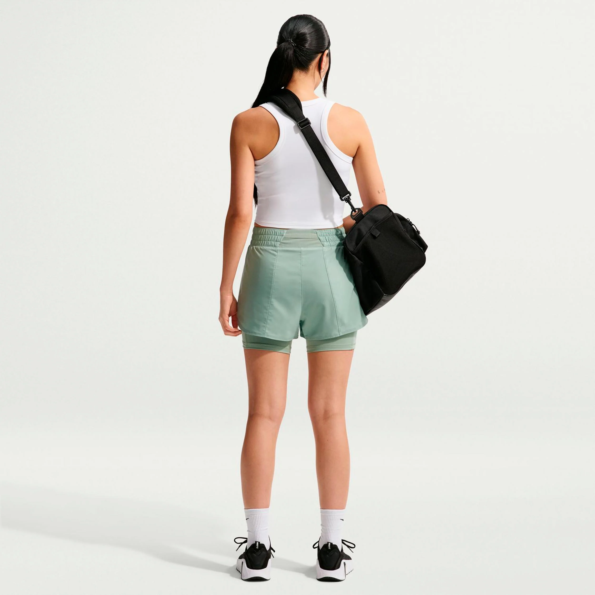 Dri-Fit One Mid Rise 2in1 3in Spodenki na piłki Kobiety - szałwia, biały - Image 3