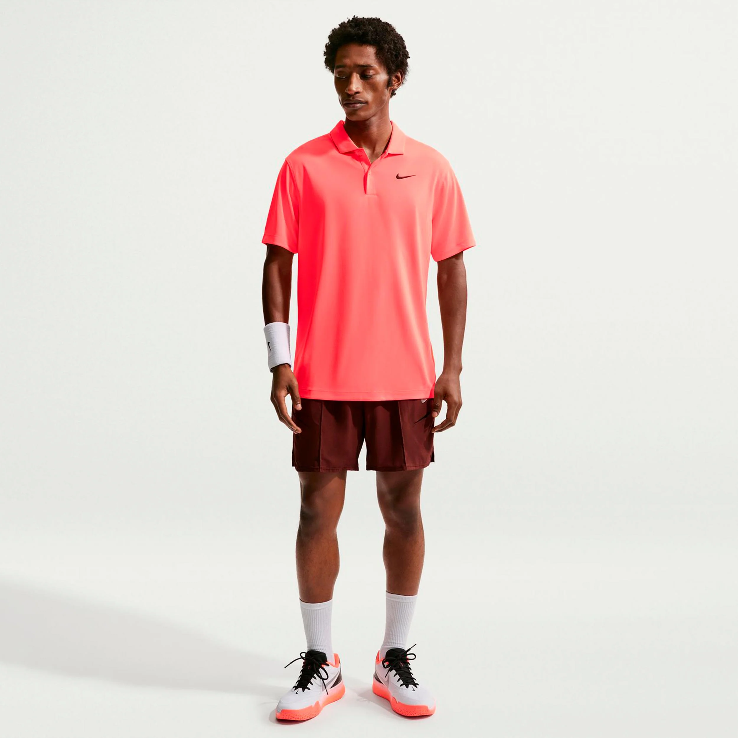 Dri-Fit Victory Court Solid Polo Mężczyźni - koral, czarny - Image 2