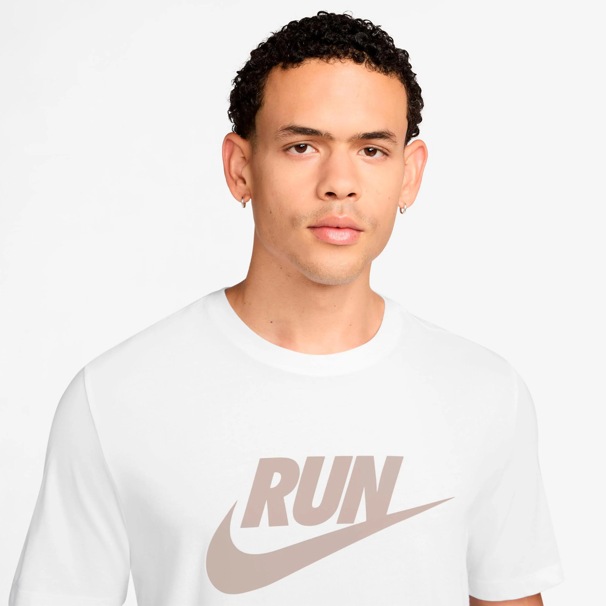 Run Swoosh Koszulka do biegania Mężczyźni - biały, beż - Image 3